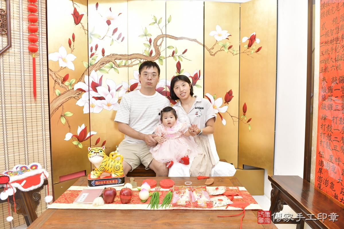 傳家手工印章新竹店、抓周、度晬、中國風會場、抓周道具物品、抓周證書、滿周歲、芮芮寶寶、新竹市、拍照、生日快樂 傳家手工印章新竹店、抓周、度晬、中國風會場、抓周道具物品、抓周證書、滿周歲、芮芮寶寶、新竹市、拍照、生日快樂