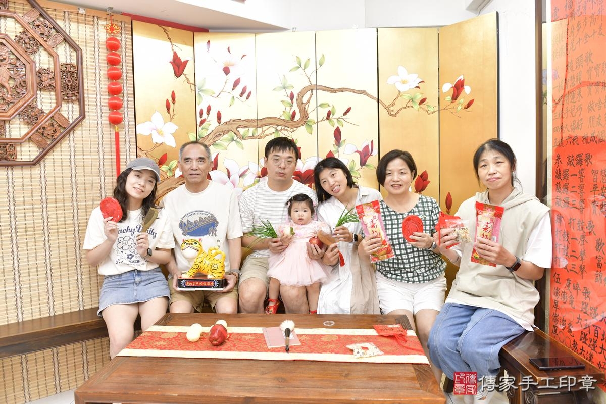 傳家手工印章新竹店、抓周、度晬、中國風會場、抓周道具物品、抓周證書、滿周歲、芮芮寶寶、新竹市、拍照、生日快樂 傳家手工印章新竹店、抓周、度晬、中國風會場、抓周道具物品、抓周證書、滿周歲、芮芮寶寶、新竹市、拍照、生日快樂