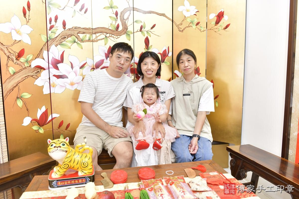 傳家手工印章新竹店、抓周、度晬、中國風會場、抓周道具物品、抓周證書、滿周歲、芮芮寶寶、新竹市、拍照、生日快樂 傳家手工印章新竹店、抓周、度晬、中國風會場、抓周道具物品、抓周證書、滿周歲、芮芮寶寶、新竹市、拍照、生日快樂