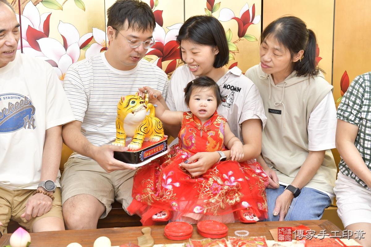 傳家手工印章新竹店、抓周、度晬、中國風會場、抓周道具物品、抓周證書、滿周歲、芮芮寶寶、新竹市、拍照、生日快樂 傳家手工印章新竹店、抓周、度晬、中國風會場、抓周道具物品、抓周證書、滿周歲、芮芮寶寶、新竹市、拍照、生日快樂