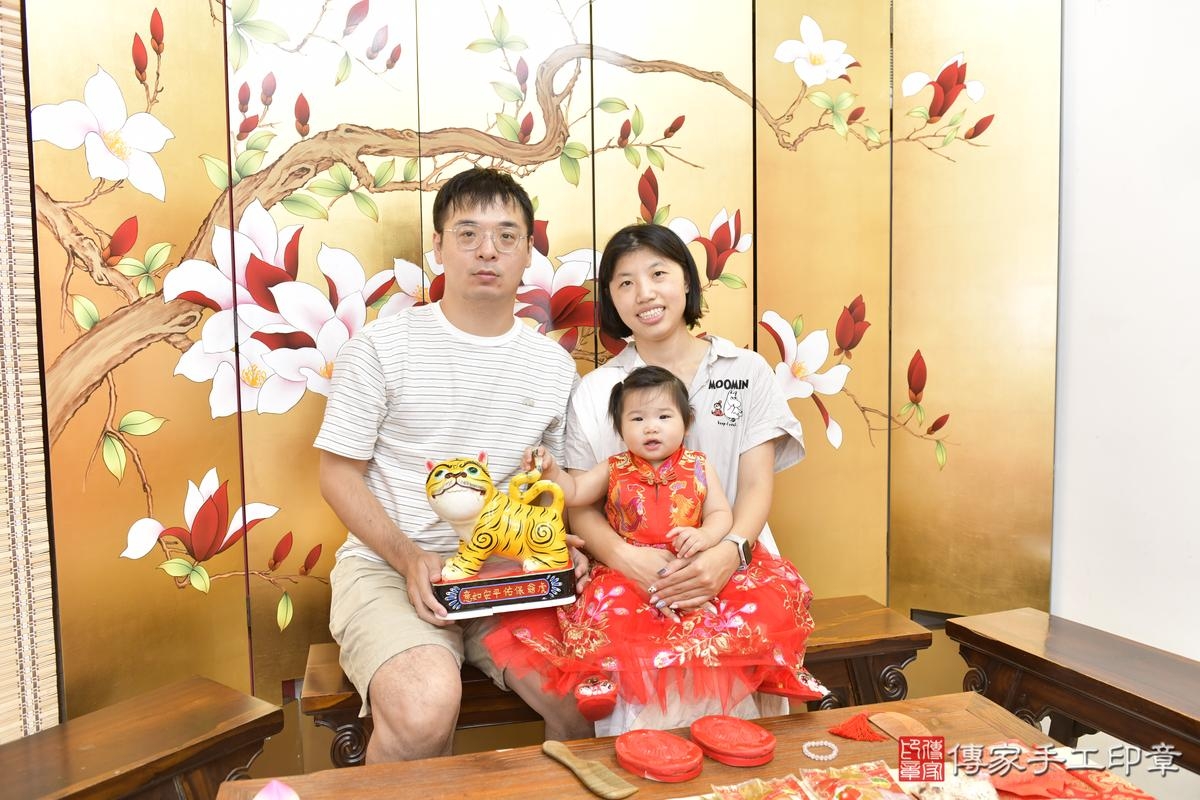 傳家手工印章新竹店、抓周、度晬、中國風會場、抓周道具物品、抓周證書、滿周歲、芮芮寶寶、新竹市、拍照、生日快樂 傳家手工印章新竹店、抓周、度晬、中國風會場、抓周道具物品、抓周證書、滿周歲、芮芮寶寶、新竹市、拍照、生日快樂