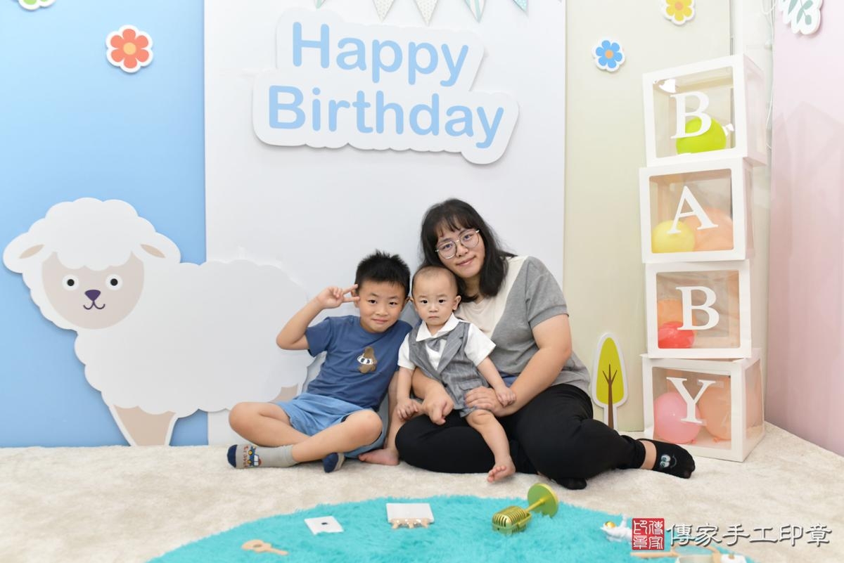 傳家手工印章桃園店、美式抓周、抓周道具、未來職業、滿周歲、安安寶寶、桃園市、拍照、生日快樂