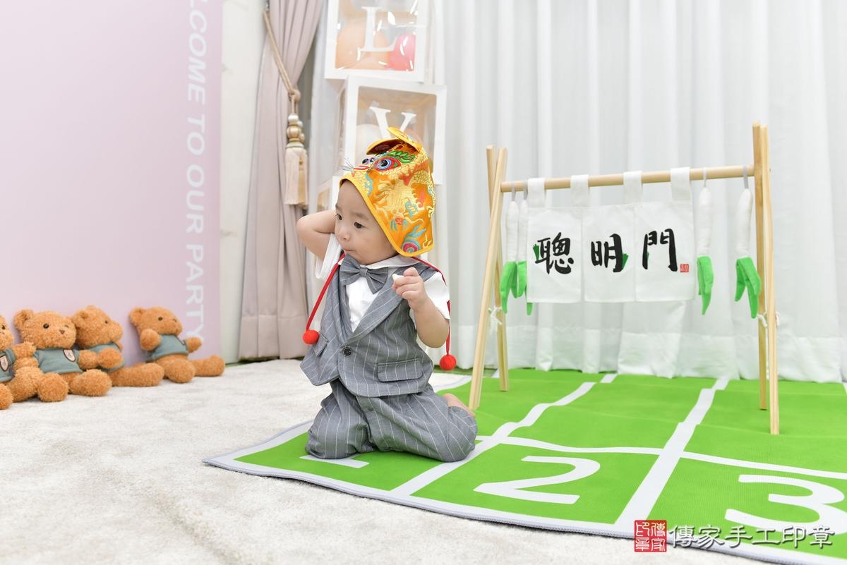 傳家手工印章桃園店、美式抓周、抓周道具、未來職業、滿周歲、安安寶寶、桃園市、拍照、生日快樂