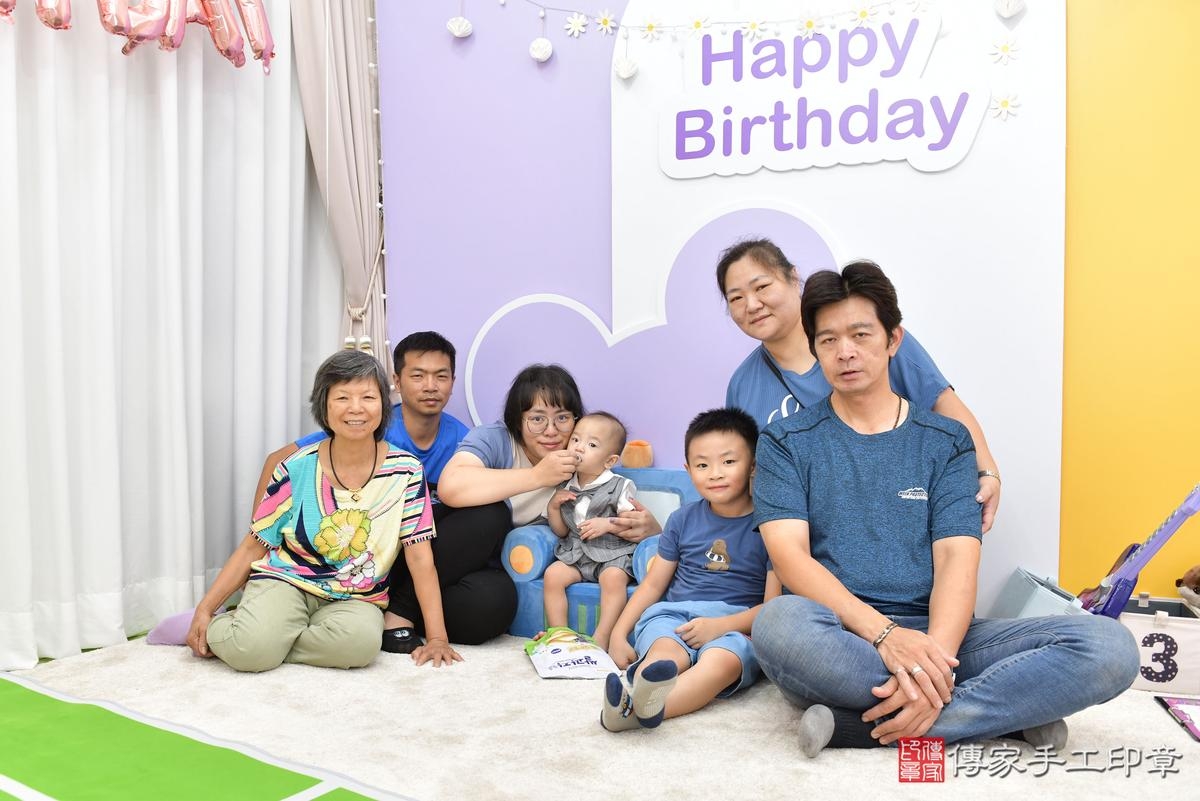 傳家手工印章桃園店、美式抓周、抓周道具、未來職業、滿周歲、安安寶寶、桃園市、拍照、生日快樂