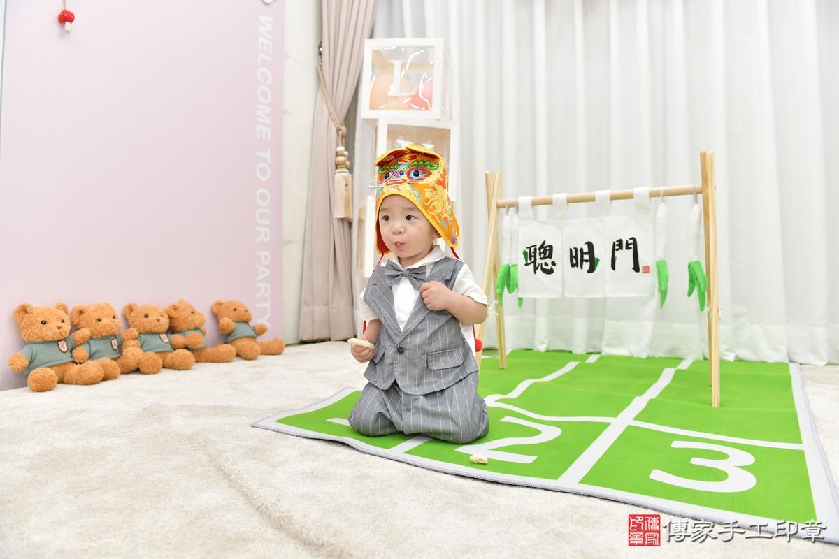 傳家手工印章桃園店、美式抓周、抓周道具、未來職業、滿周歲、安安寶寶、桃園市、拍照、生日快樂