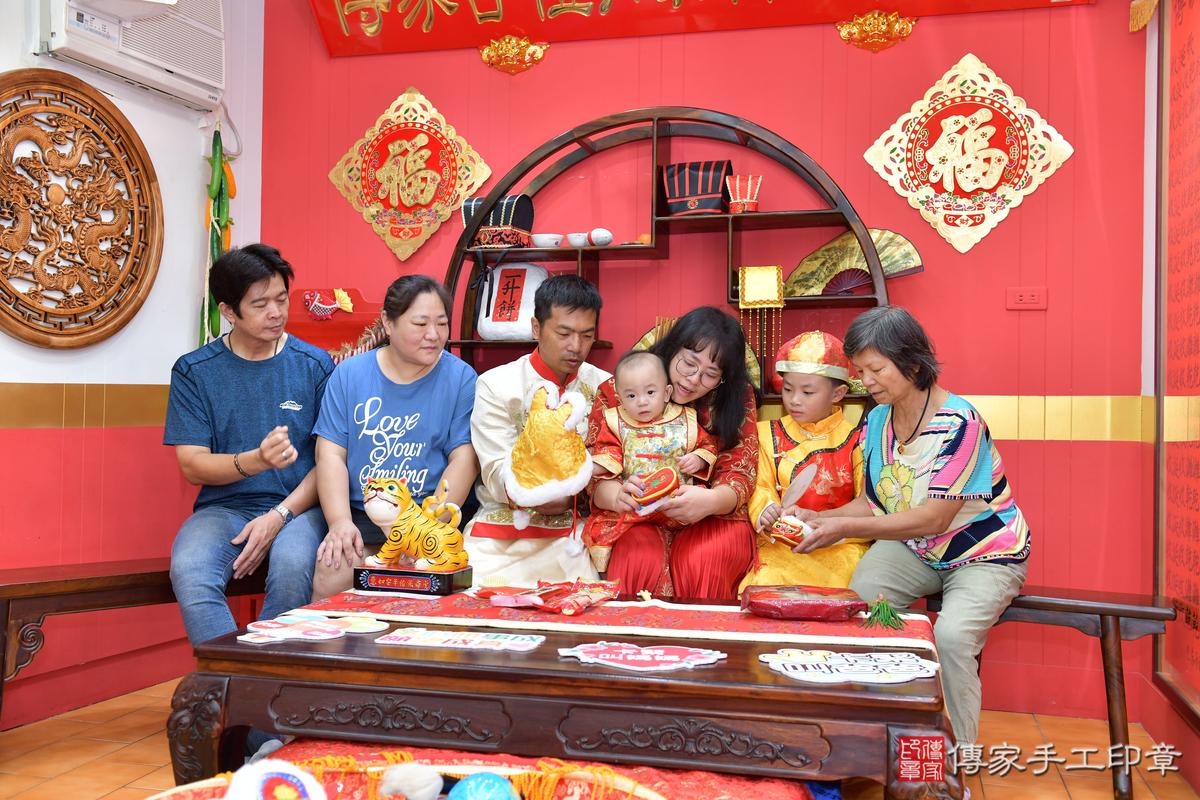 傳家手工印章桃園店、美式抓周、抓周道具、未來職業、滿周歲、安安寶寶、桃園市、拍照、生日快樂