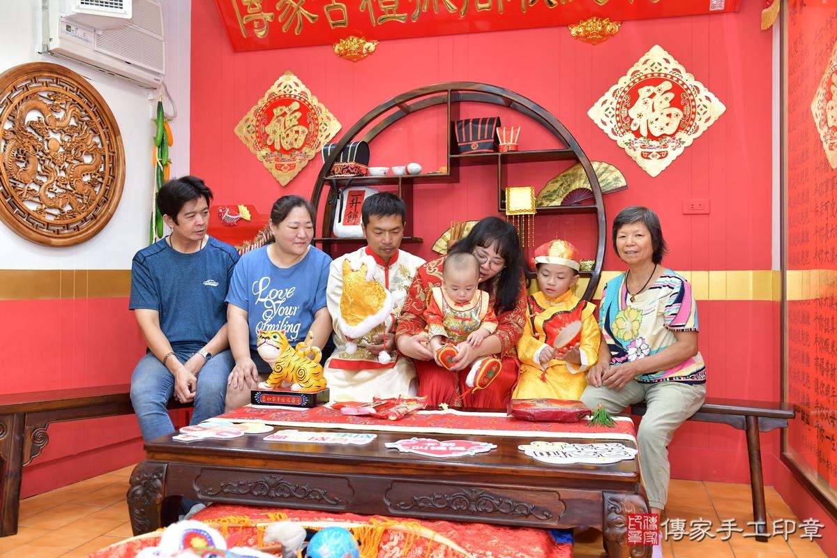 傳家手工印章桃園店、美式抓周、抓周道具、未來職業、滿周歲、安安寶寶、桃園市、拍照、生日快樂