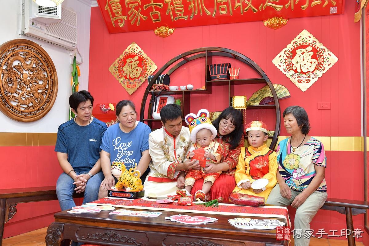 傳家手工印章桃園店、美式抓周、抓周道具、未來職業、滿周歲、安安寶寶、桃園市、拍照、生日快樂