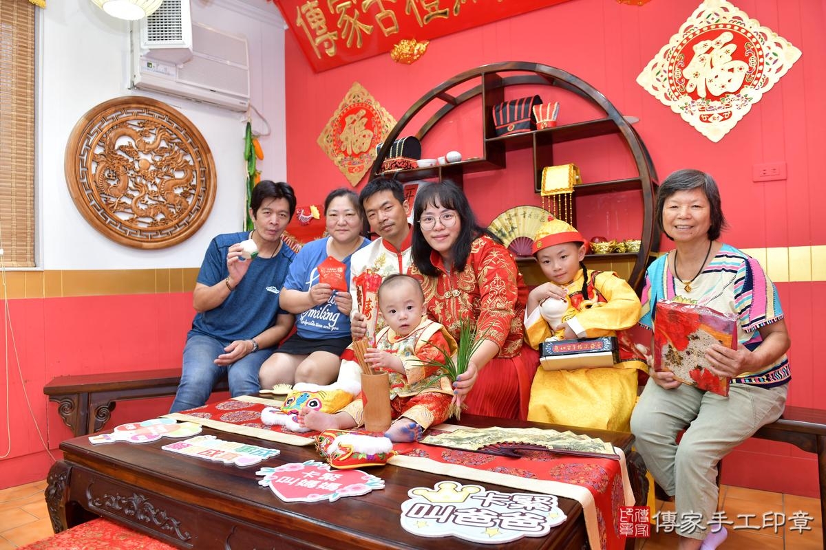 傳家手工印章桃園店、美式抓周、抓周道具、未來職業、滿周歲、安安寶寶、桃園市、拍照、生日快樂