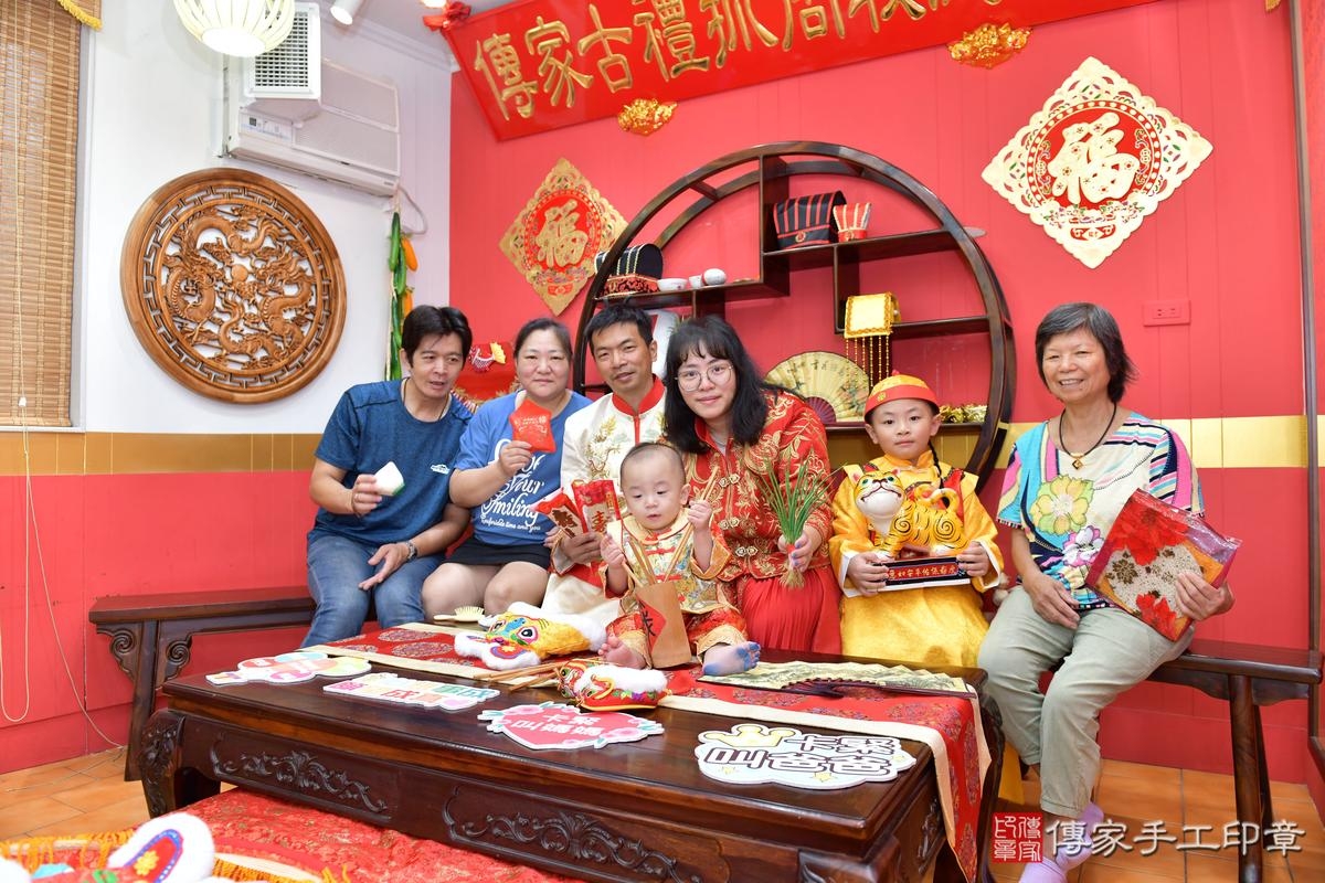 傳家手工印章桃園店、美式抓周、抓周道具、未來職業、滿周歲、安安寶寶、桃園市、拍照、生日快樂