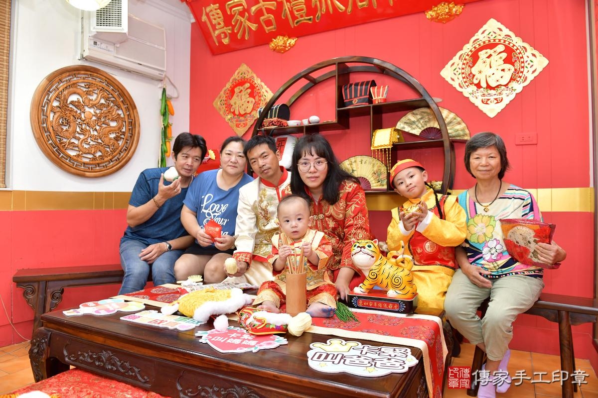 傳家手工印章桃園店、美式抓周、抓周道具、未來職業、滿周歲、安安寶寶、桃園市、拍照、生日快樂