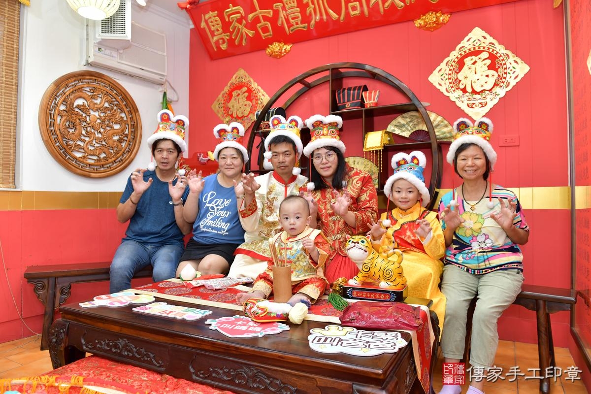 傳家手工印章桃園店、美式抓周、抓周道具、未來職業、滿周歲、安安寶寶、桃園市、拍照、生日快樂