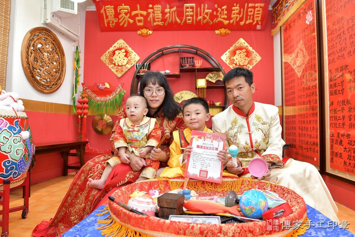 傳家手工印章桃園店、美式抓周、抓周道具、未來職業、滿周歲、安安寶寶、桃園市、拍照、生日快樂