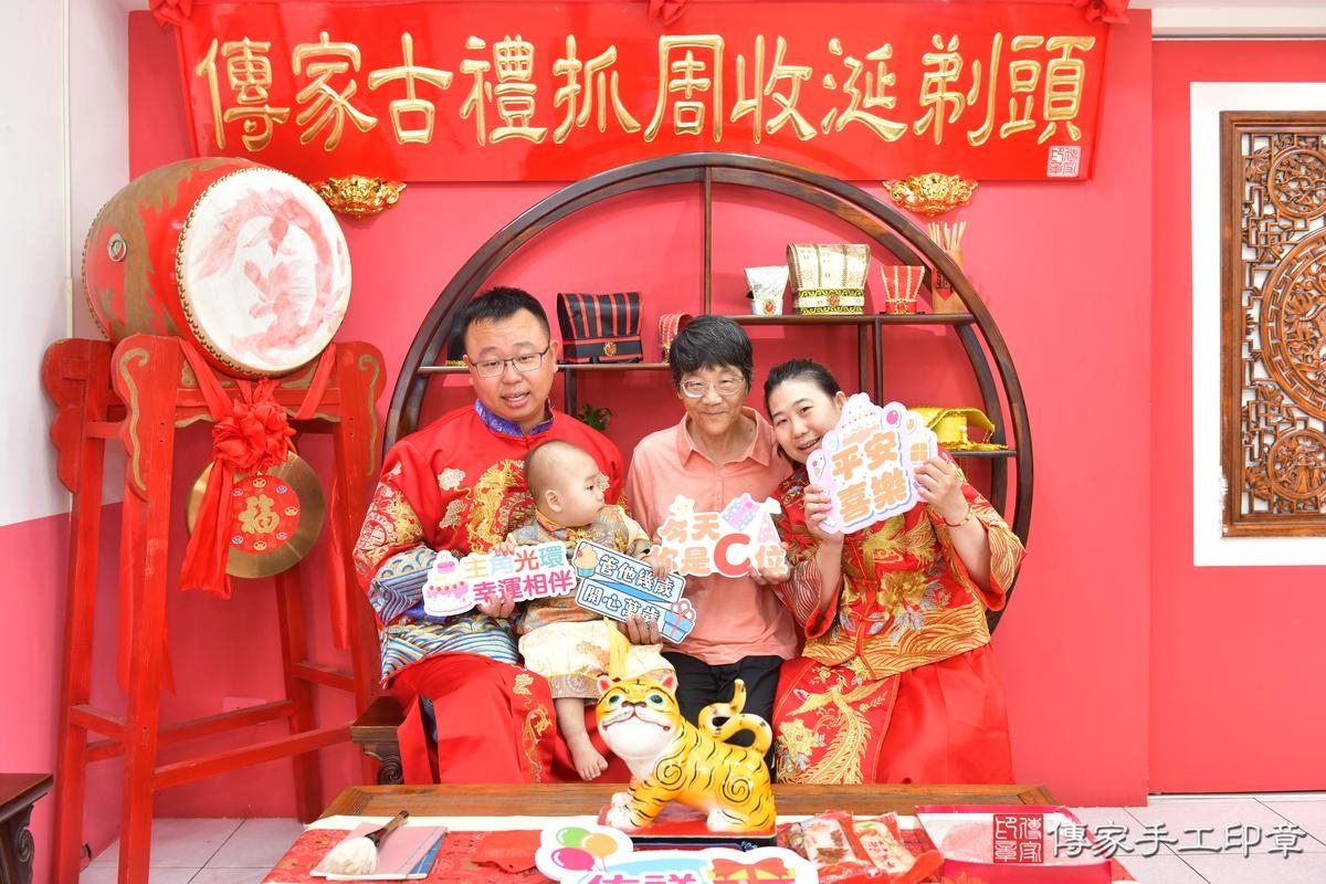 傳家手工印章台中店、抓周、度晬、中國風會場、抓周道具物品、抓周證書、滿周歲、小佑寶寶、台中市、拍照、生日快樂