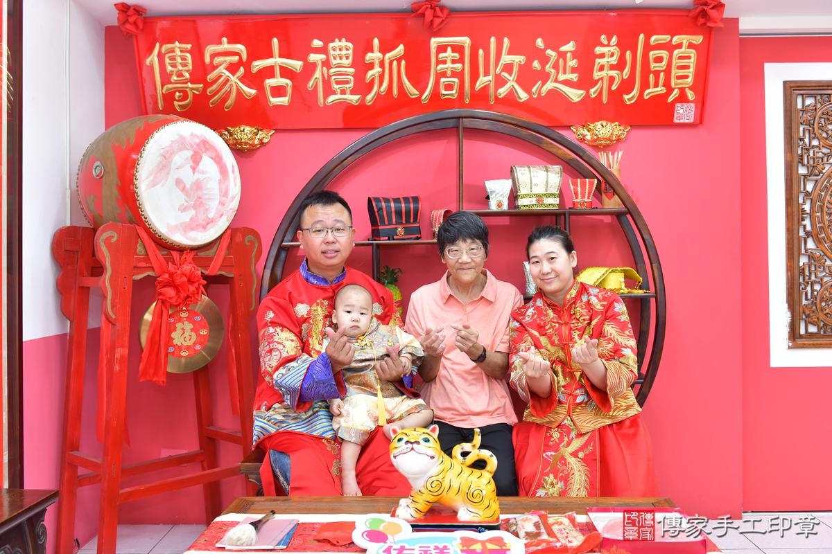 傳家手工印章台中店、抓周、度晬、中國風會場、抓周道具物品、抓周證書、滿周歲、小佑寶寶、台中市、拍照、生日快樂