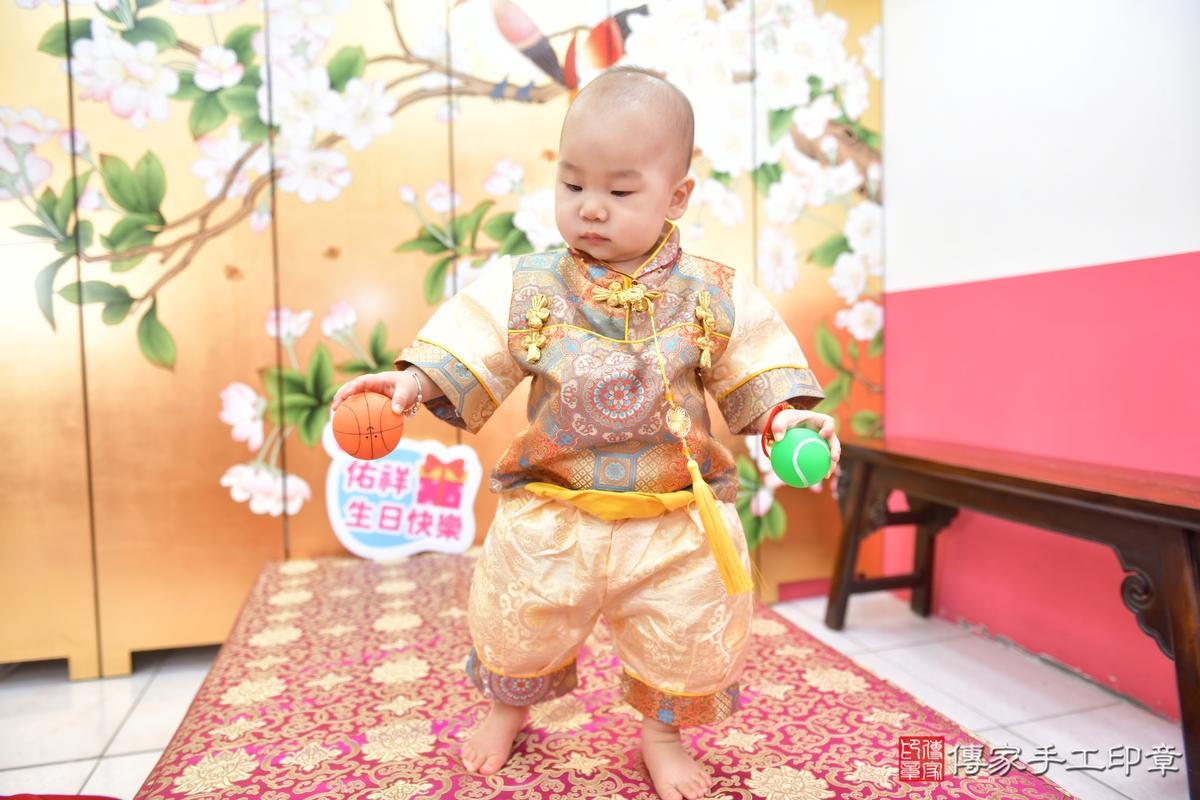 傳家手工印章台中店、抓周、度晬、中國風會場、抓周道具物品、抓周證書、滿周歲、小佑寶寶、台中市、拍照、生日快樂