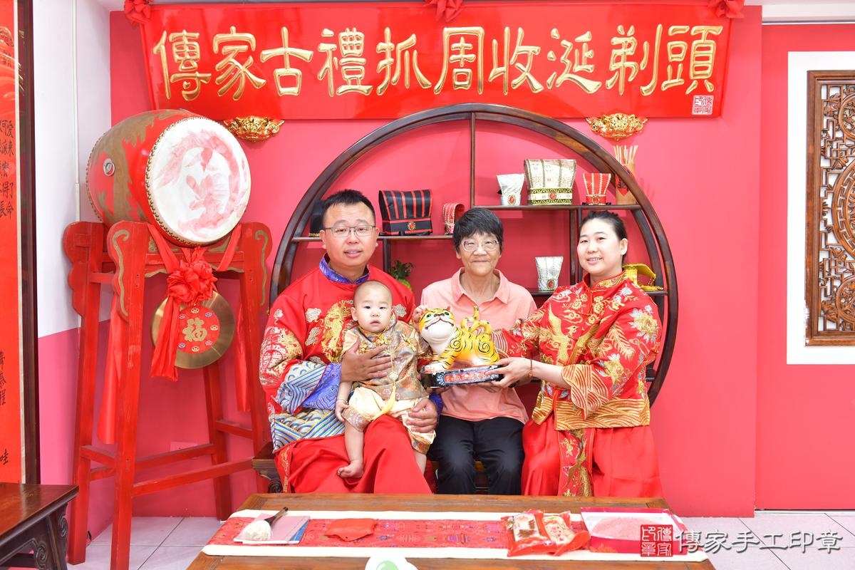 傳家手工印章台中店、抓周、度晬、中國風會場、抓周道具物品、抓周證書、滿周歲、小佑寶寶、台中市、拍照、生日快樂