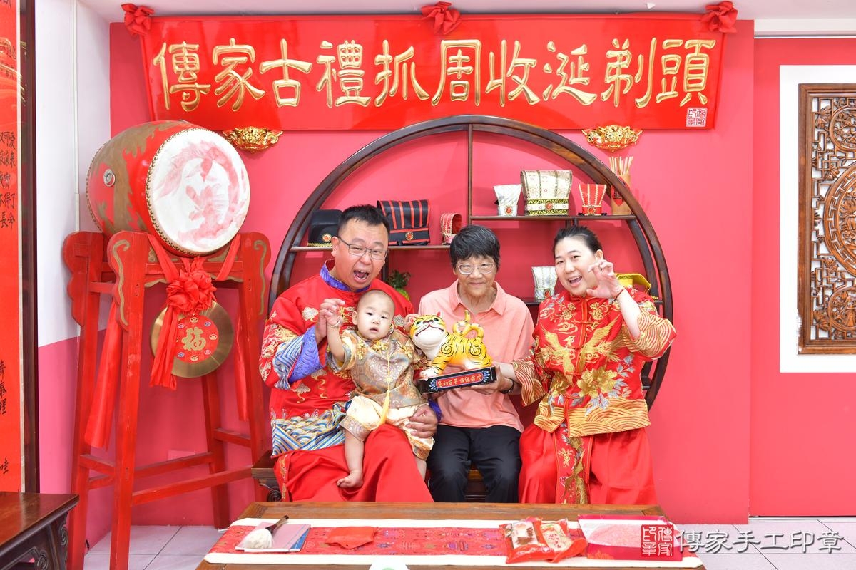 傳家手工印章台中店、抓周、度晬、中國風會場、抓周道具物品、抓周證書、滿周歲、小佑寶寶、台中市、拍照、生日快樂