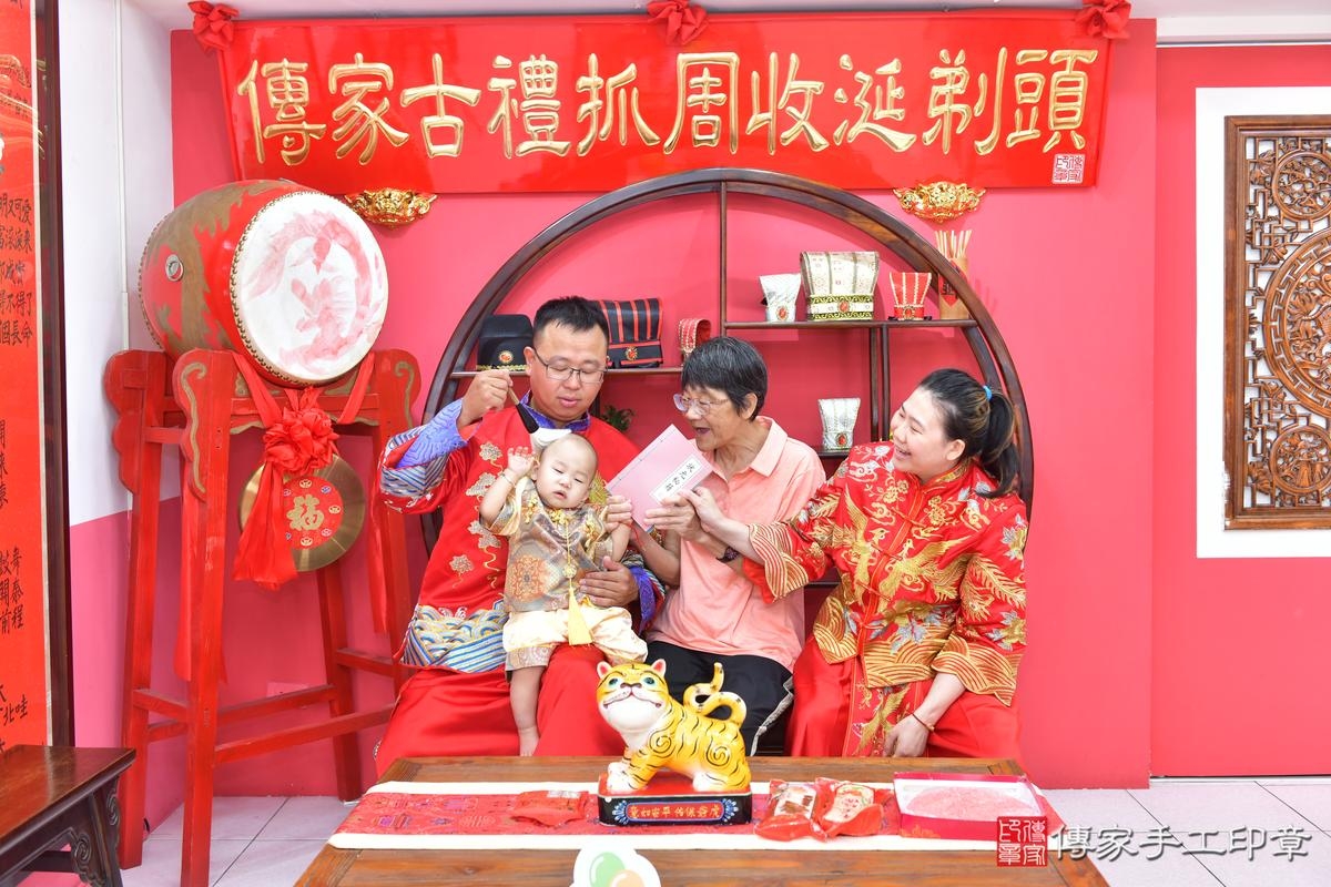 傳家手工印章台中店、抓周、度晬、中國風會場、抓周道具物品、抓周證書、滿周歲、小佑寶寶、台中市、拍照、生日快樂