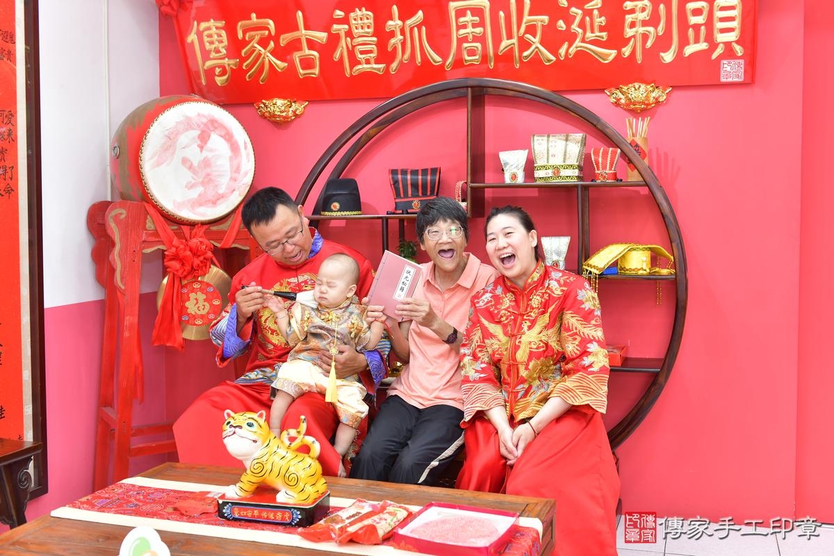 傳家手工印章台中店、抓周、度晬、中國風會場、抓周道具物品、抓周證書、滿周歲、小佑寶寶、台中市、拍照、生日快樂