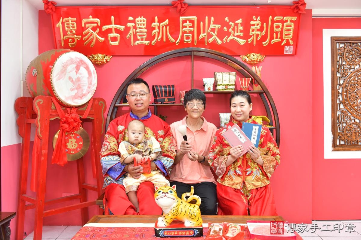傳家手工印章台中店、抓周、度晬、中國風會場、抓周道具物品、抓周證書、滿周歲、小佑寶寶、台中市、拍照、生日快樂