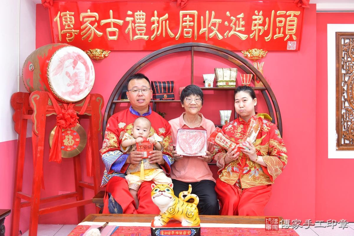 傳家手工印章台中店、抓周、度晬、中國風會場、抓周道具物品、抓周證書、滿周歲、小佑寶寶、台中市、拍照、生日快樂