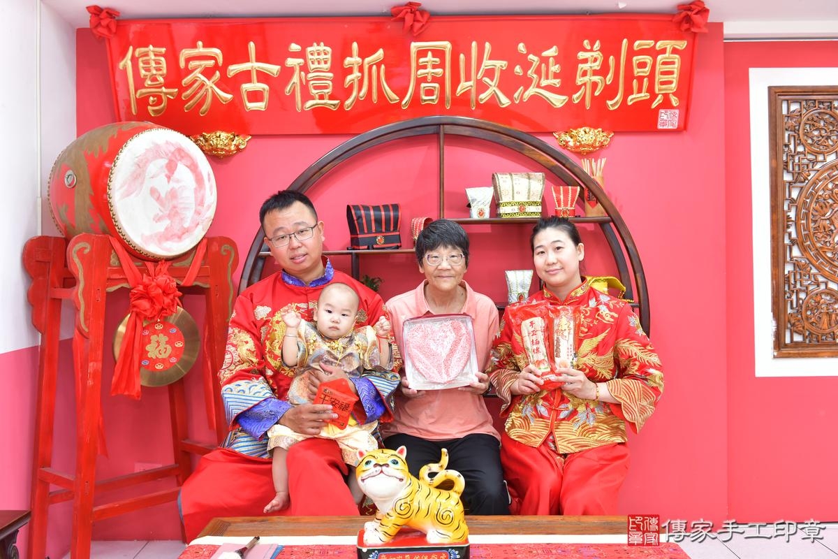 傳家手工印章台中店、抓周、度晬、中國風會場、抓周道具物品、抓周證書、滿周歲、小佑寶寶、台中市、拍照、生日快樂