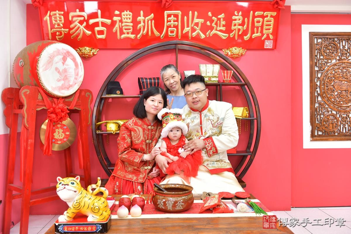 傳家手工印章台中店、抓周、度晬、中國風會場、抓周道具物品、抓周證書、滿周歲、萱萱寶寶、台中市、拍照、生日快樂