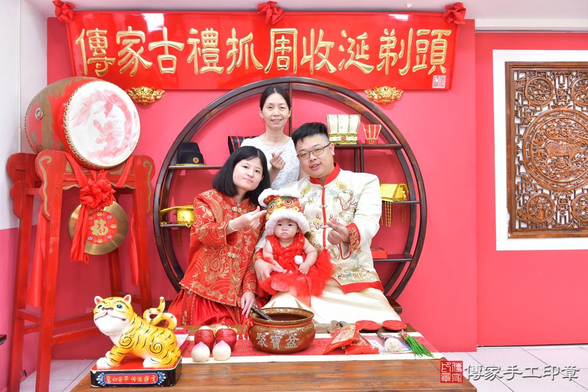 傳家手工印章台中店、抓周、度晬、中國風會場、抓周道具物品、抓周證書、滿周歲、萱萱寶寶、台中市、拍照、生日快樂