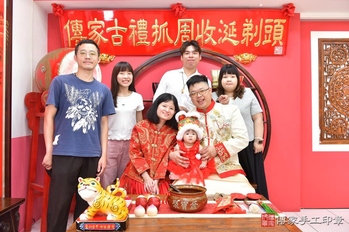 傳家手工印章台中店、抓周、度晬、中國風會場、抓周道具物品、抓周證書、滿周歲、萱萱寶寶、台中市、拍照、生日快樂