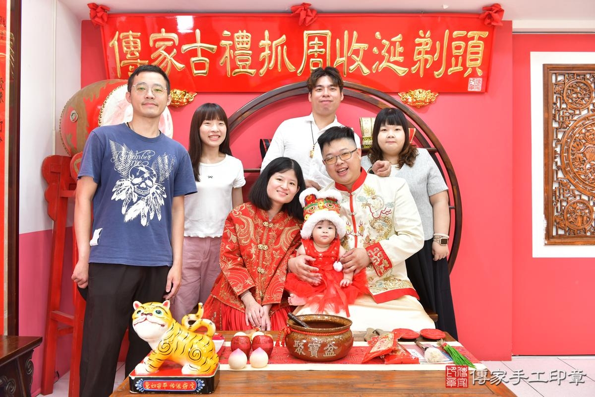 傳家手工印章台中店、抓周、度晬、中國風會場、抓周道具物品、抓周證書、滿周歲、萱萱寶寶、台中市、拍照、生日快樂
