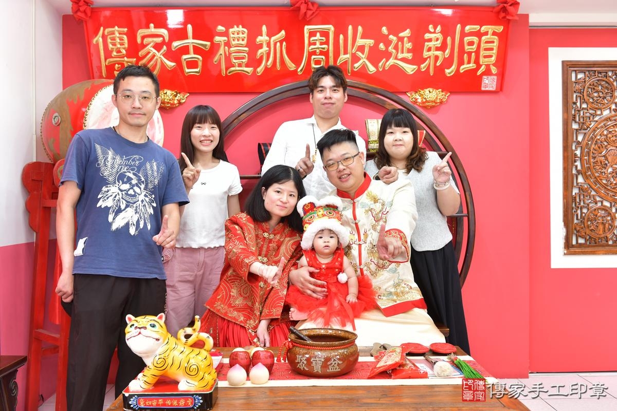 傳家手工印章台中店、抓周、度晬、中國風會場、抓周道具物品、抓周證書、滿周歲、萱萱寶寶、台中市、拍照、生日快樂