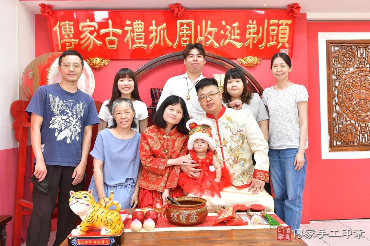 傳家手工印章台中店、抓周、度晬、中國風會場、抓周道具物品、抓周證書、滿周歲、萱萱寶寶、台中市、拍照、生日快樂