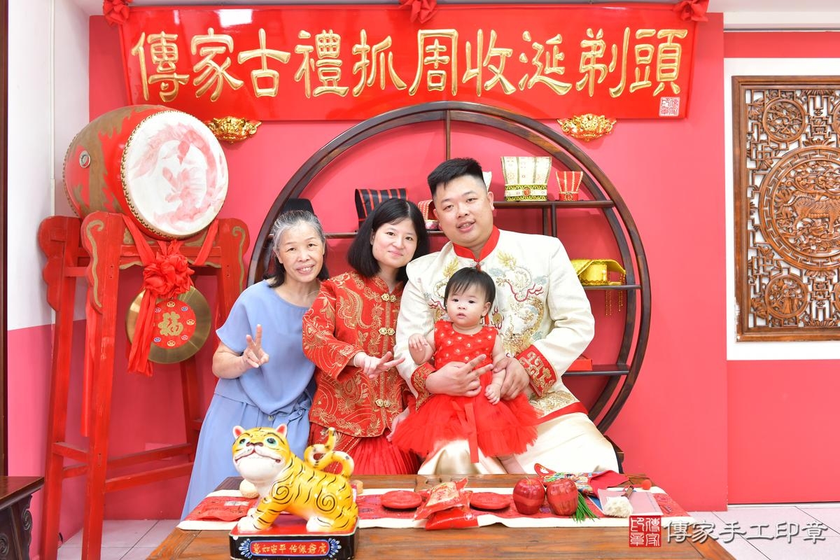 傳家手工印章台中店、抓周、度晬、中國風會場、抓周道具物品、抓周證書、滿周歲、萱萱寶寶、台中市、拍照、生日快樂