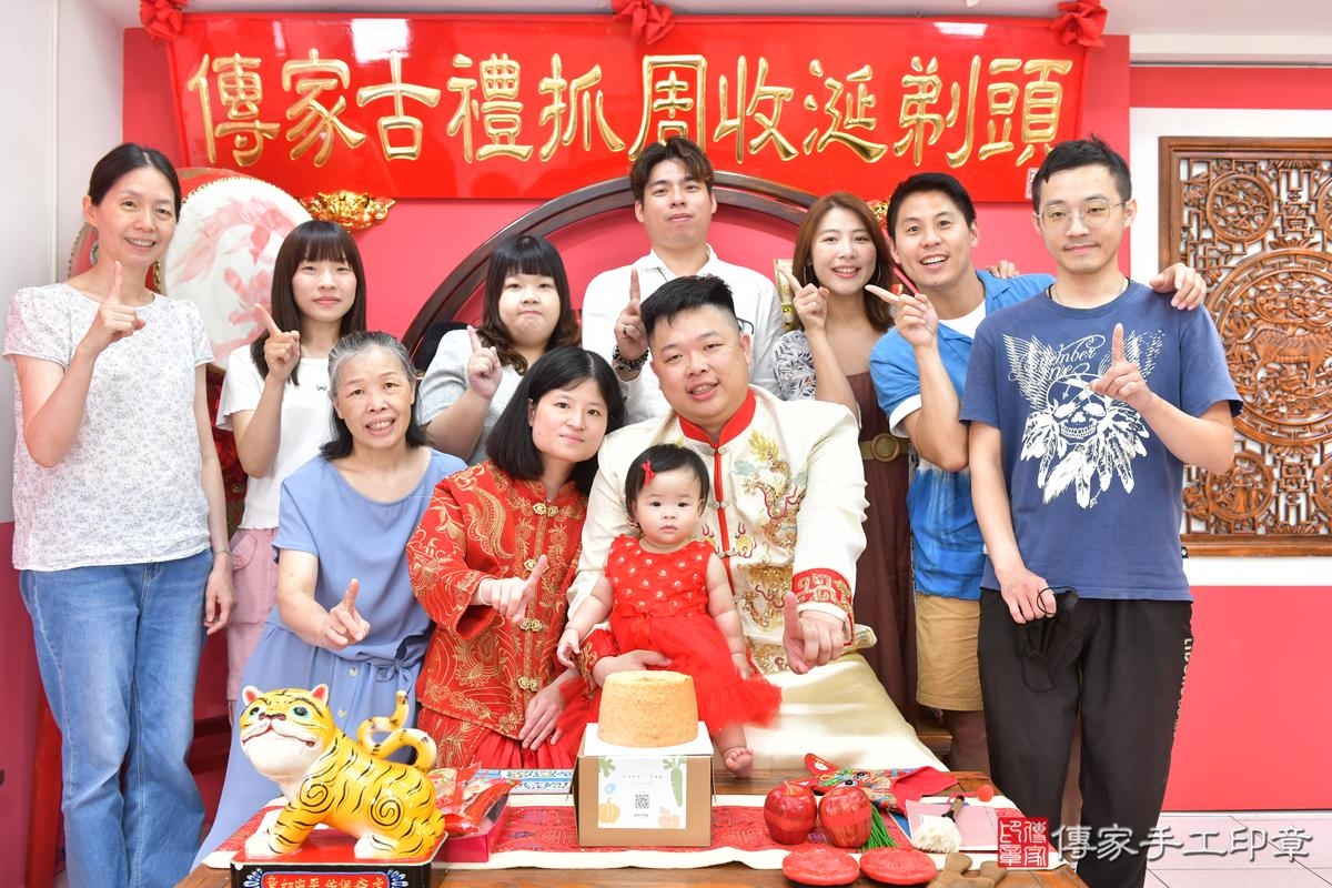 傳家手工印章台中店、抓周、度晬、中國風會場、抓周道具物品、抓周證書、滿周歲、萱萱寶寶、台中市、拍照、生日快樂