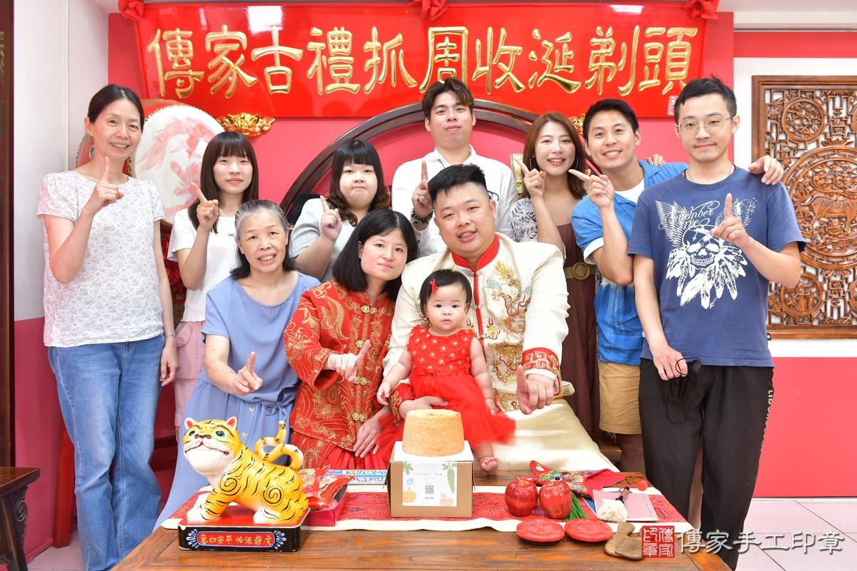 傳家手工印章台中店、抓周、度晬、中國風會場、抓周道具物品、抓周證書、滿周歲、萱萱寶寶、台中市、拍照、生日快樂