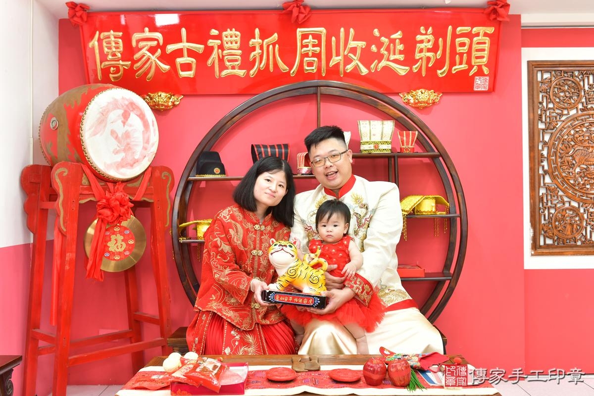 傳家手工印章台中店、抓周、度晬、中國風會場、抓周道具物品、抓周證書、滿周歲、萱萱寶寶、台中市、拍照、生日快樂