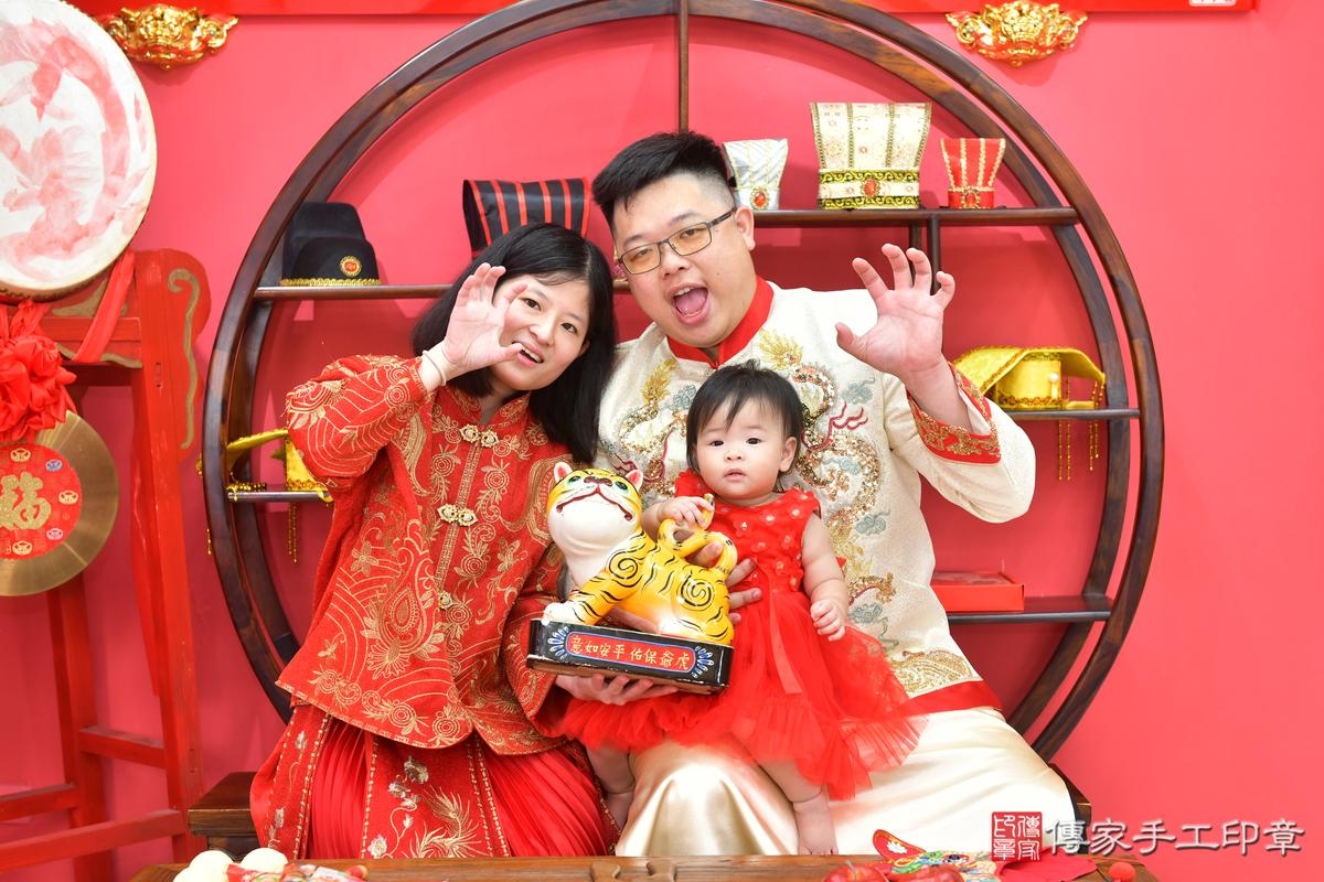 傳家手工印章台中店、抓周、度晬、中國風會場、抓周道具物品、抓周證書、滿周歲、萱萱寶寶、台中市、拍照、生日快樂