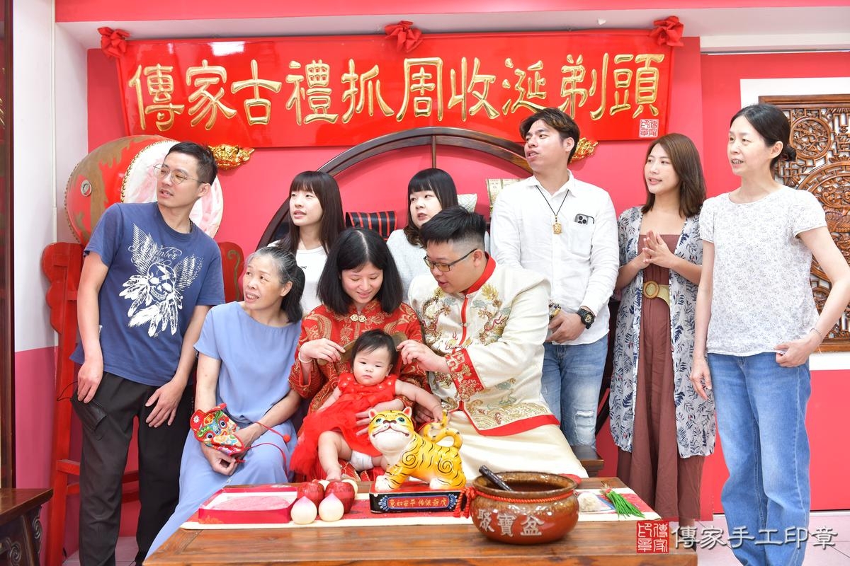 傳家手工印章台中店、抓周、度晬、中國風會場、抓周道具物品、抓周證書、滿周歲、萱萱寶寶、台中市、拍照、生日快樂