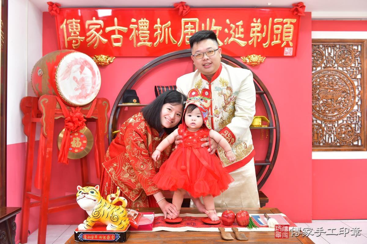 傳家手工印章台中店、抓周、度晬、中國風會場、抓周道具物品、抓周證書、滿周歲、萱萱寶寶、台中市、拍照、生日快樂