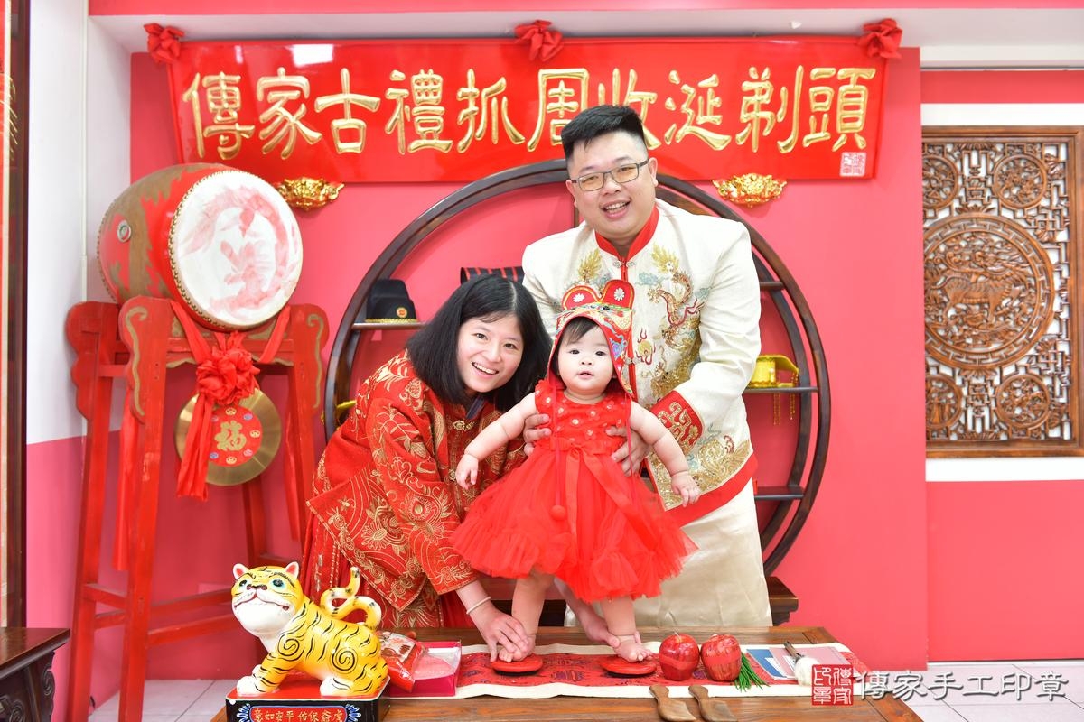 傳家手工印章台中店、抓周、度晬、中國風會場、抓周道具物品、抓周證書、滿周歲、萱萱寶寶、台中市、拍照、生日快樂