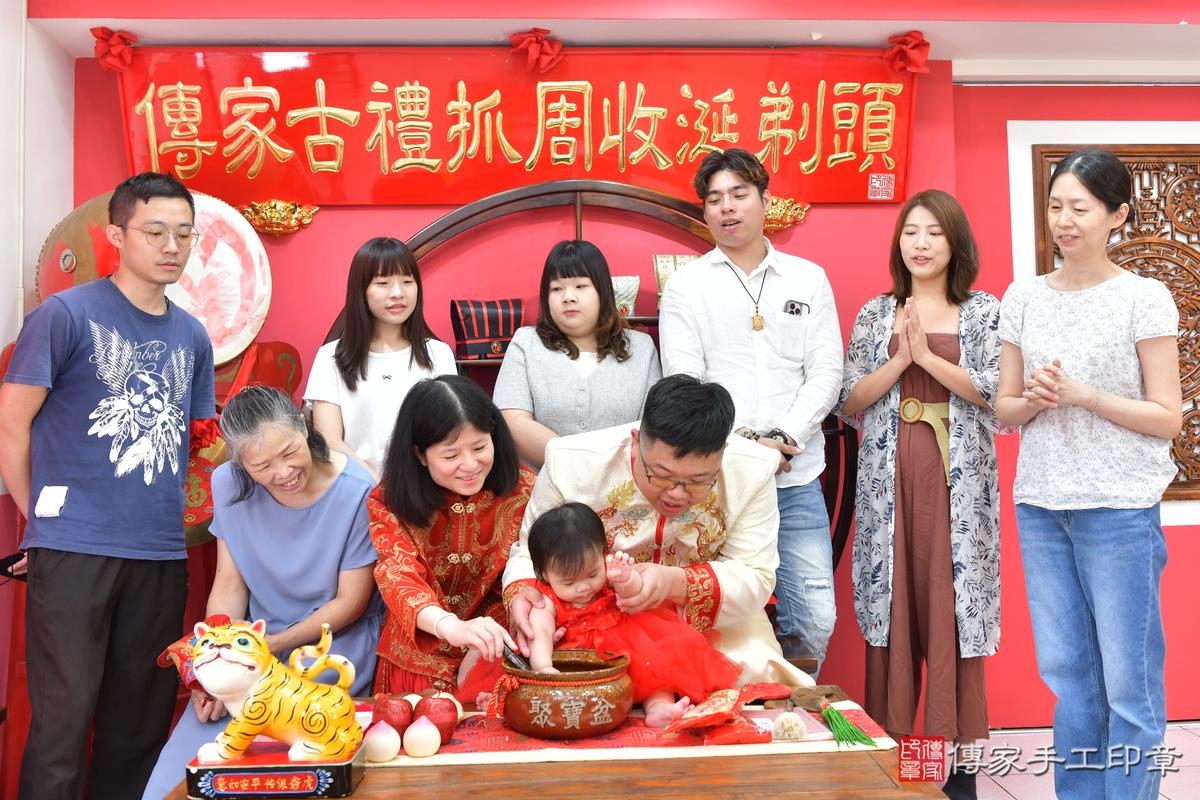 傳家手工印章台中店、抓周、度晬、中國風會場、抓周道具物品、抓周證書、滿周歲、萱萱寶寶、台中市、拍照、生日快樂