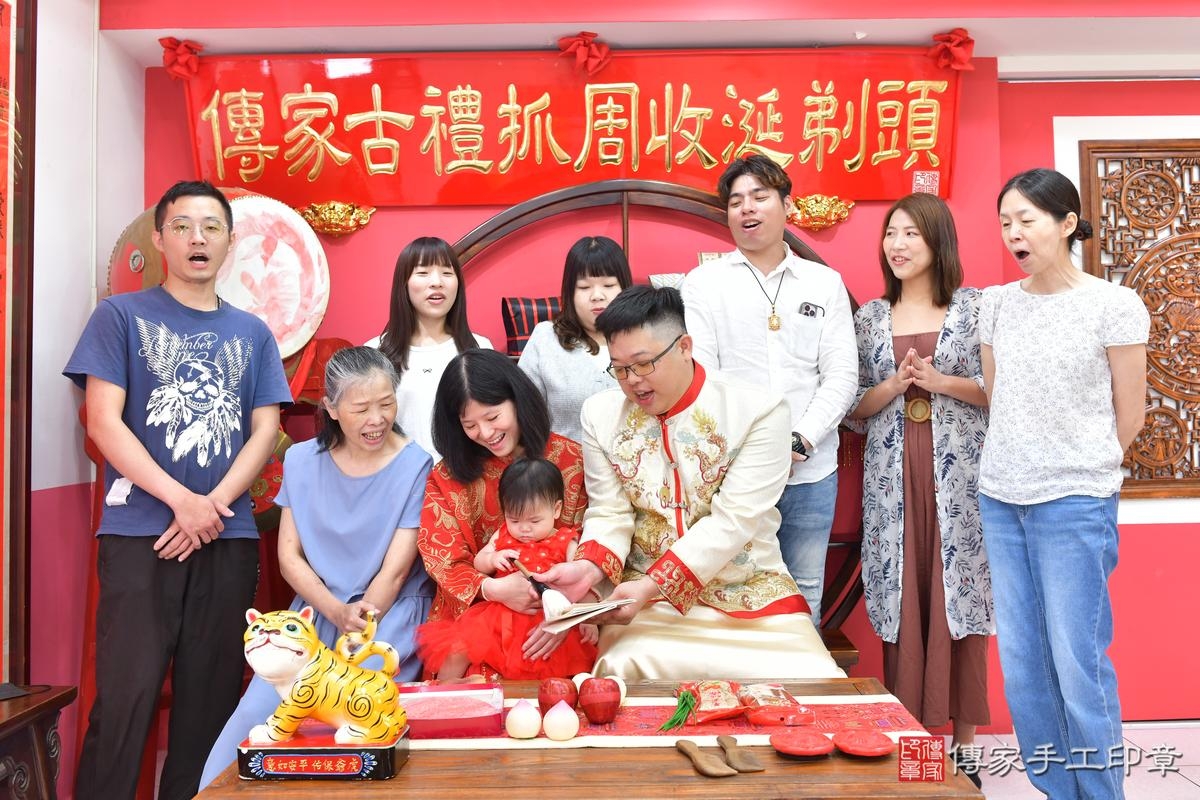傳家手工印章台中店、抓周、度晬、中國風會場、抓周道具物品、抓周證書、滿周歲、萱萱寶寶、台中市、拍照、生日快樂
