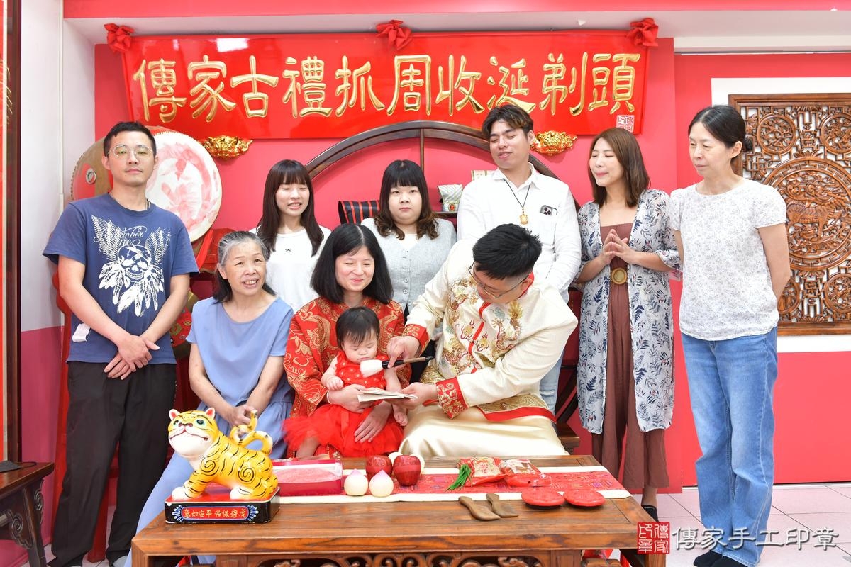 傳家手工印章台中店、抓周、度晬、中國風會場、抓周道具物品、抓周證書、滿周歲、萱萱寶寶、台中市、拍照、生日快樂