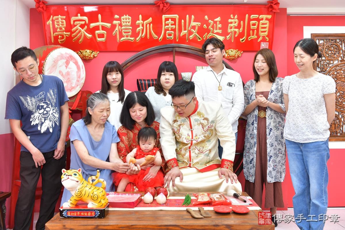 傳家手工印章台中店、抓周、度晬、中國風會場、抓周道具物品、抓周證書、滿周歲、萱萱寶寶、台中市、拍照、生日快樂
