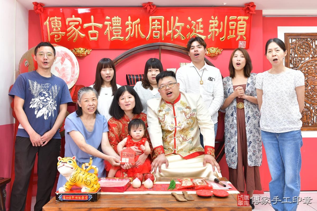 傳家手工印章台中店、抓周、度晬、中國風會場、抓周道具物品、抓周證書、滿周歲、萱萱寶寶、台中市、拍照、生日快樂