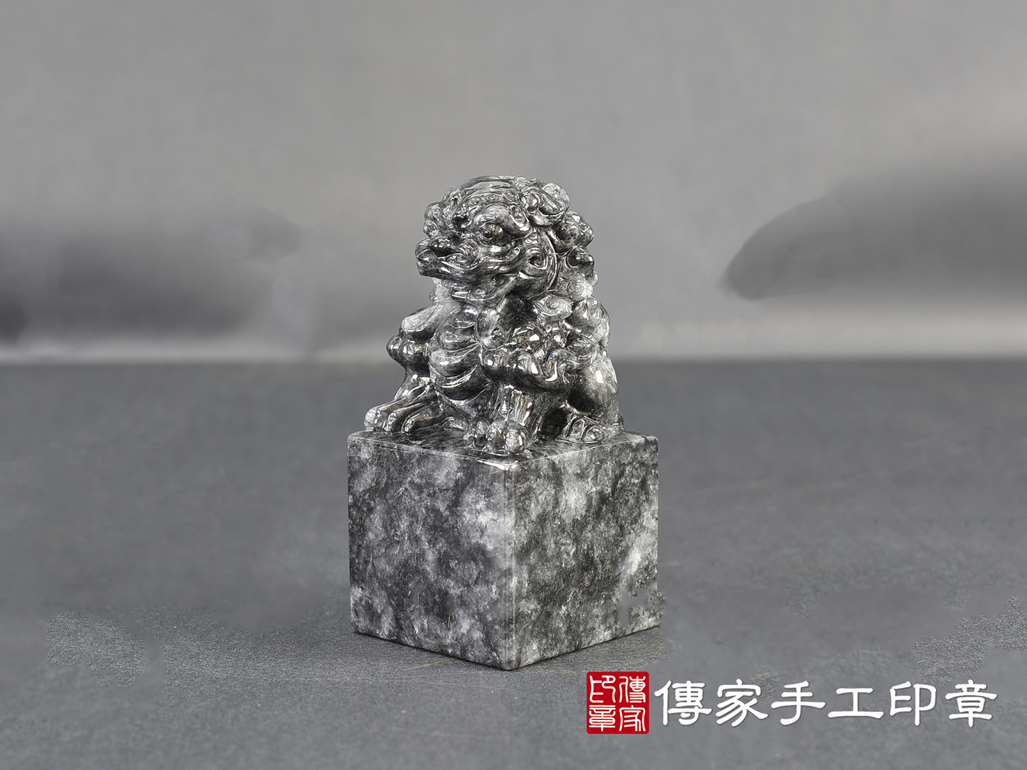 烏雞種翡翠精雕獅子印章 :公司大小印章(3.6x3.6x高7.5公分) 2.jpg