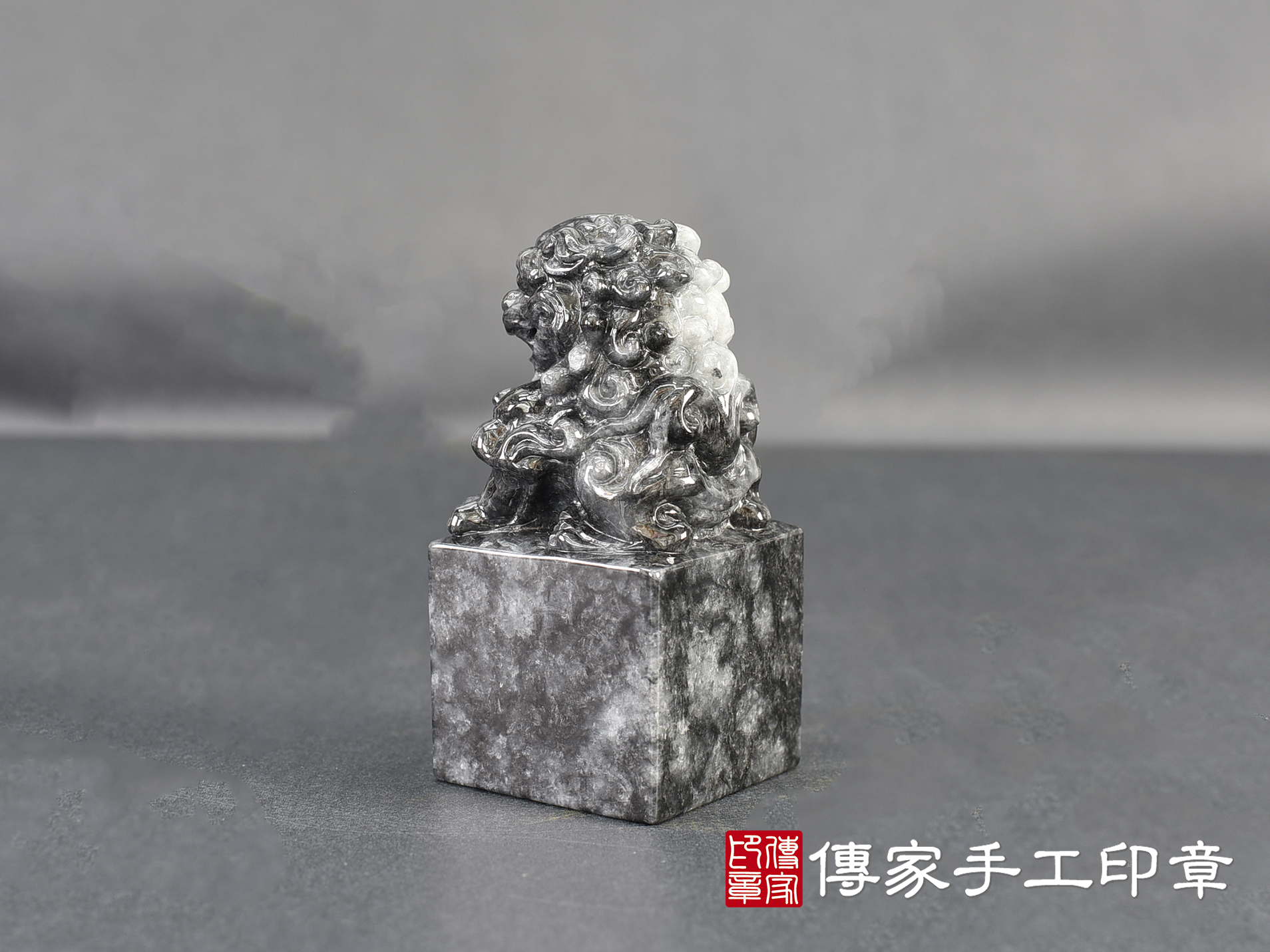 烏雞種翡翠精雕獅子印章 :公司大小印章(3.6x3.6x高7.5公分) 3.jpg