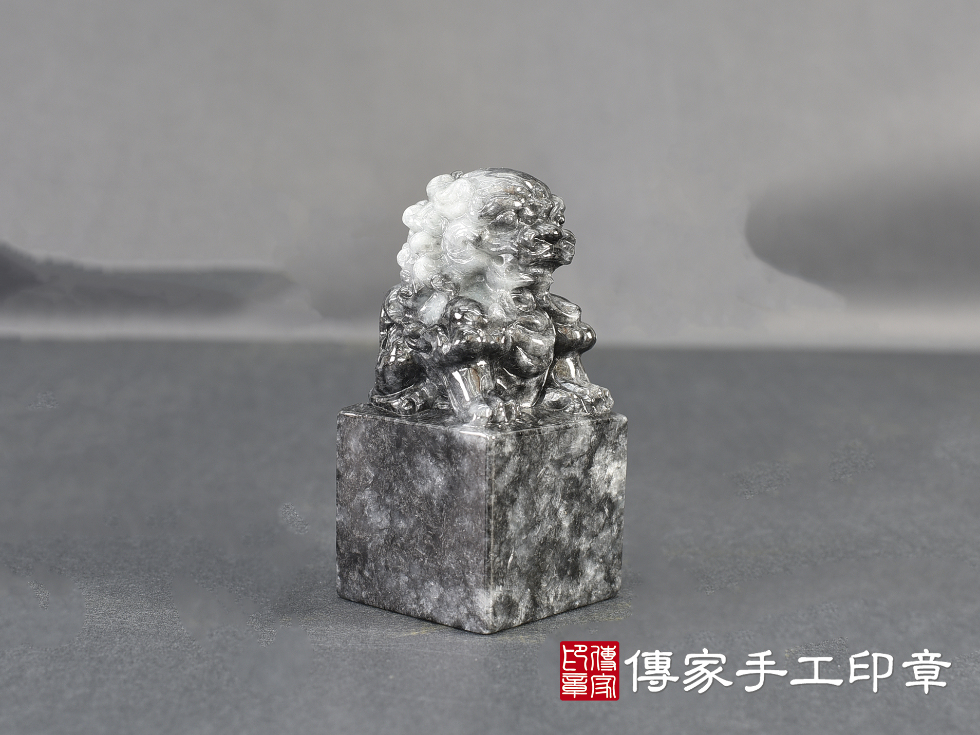 烏雞種翡翠精雕獅子印章 :公司大小印章(3.6x3.6x高7.5公分) 5.jpg