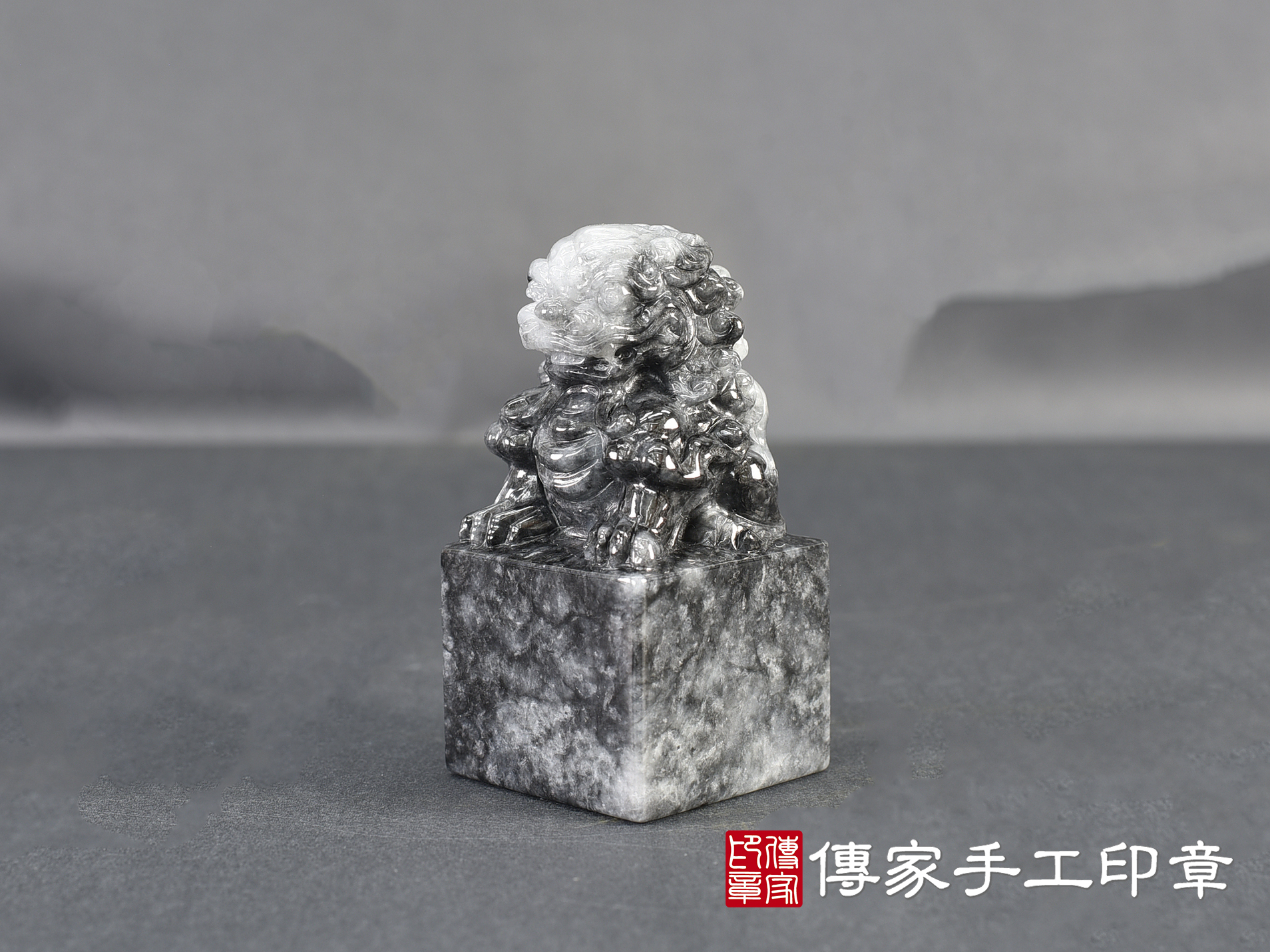 烏雞種翡翠精雕獅子印章 :公司大小印章(3.7x3.7x高7.3公分) 2.jpg